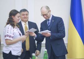 Арсений Яценюк вручает ID-карту