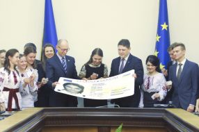 Арсений Яценюк представил паспорт нового образца в форме ID-карты