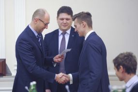 Арсений Яценюк вручает ID-карту