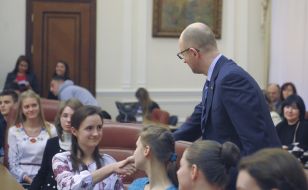 Арсений Яценюк вручает ID-карту