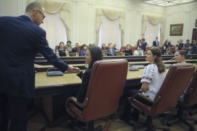 Арсений Яценюк вручает ID-карту