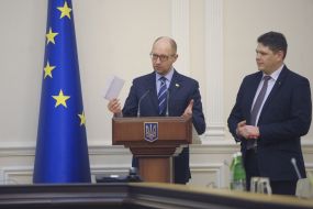 Арсений Яценюк представил паспорт нового образца в форме ID-карты