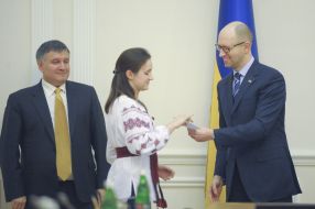 Арсений Яценюк вручает ID-карту