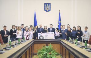 Арсений Яценюк представил паспорт нового образца в форме ID-карты