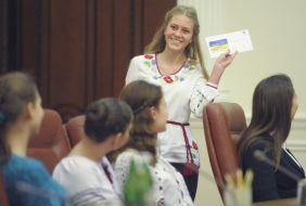 Девушка держит паспорт в  форме ID-карты