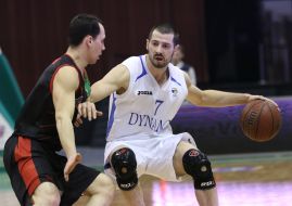 Игровой момент матча