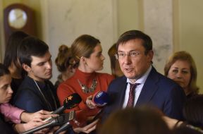 Юрій Луценко відповідає на запитання журналістів