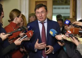 Юрій Луценко відповідає на запитання журналістів