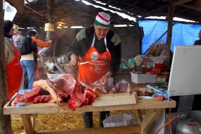 Мясник разделяет мясо свиньи