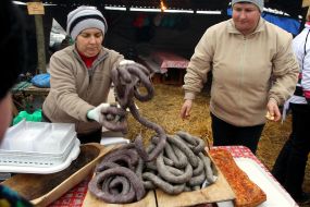 Женщины продают колбасы