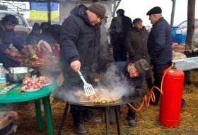 Мужчины жарят сало