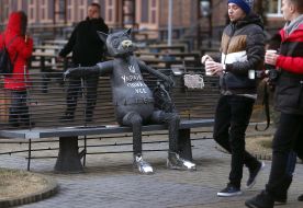 Скульптура волка 