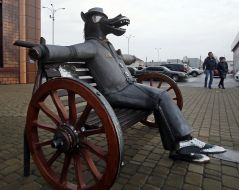 Скульптура "Конь в пальто"