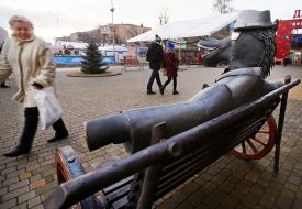 Скульптура "Конь в пальто"