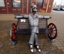 Скульптура "Конь в пальто"