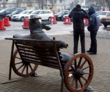 Скульптура "Конь в пальто"