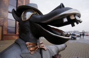 Скульптура "Конь в пальто"