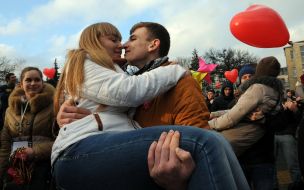 Guys keep girls in her arms