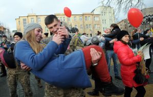 Guys keep girls in her arms