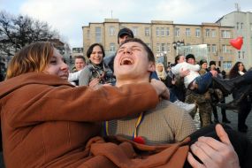 Guys keep girls in her arms