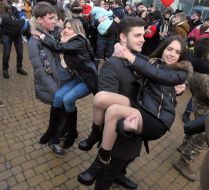 Guys keep girls in her arms