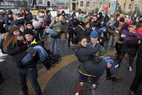 Guys keep girls in her arms