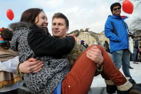 Guys keep girls in her arms