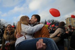 Guys keep girls in her arms