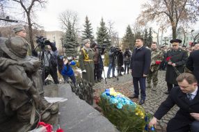 Возложение цветов в память о погибших в Афганистане украинцах