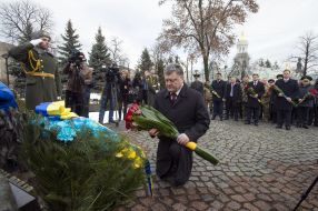 Возложение цветов в память о погибших в Афганистане украинцах