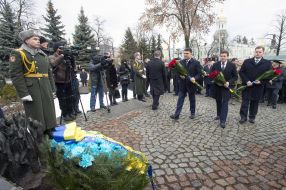 Возложение цветов в память о погибших в Афганистане украинцах