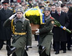 Возложение цветов в память о погибших в Афганистане украинцах