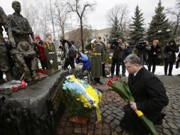 Возложение цветов в память о погибших в Афганистане украинцах