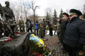 Возложение цветов в память о погибших в Афганистане украинцах