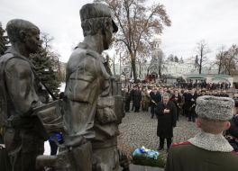 Возложение цветов в память о погибших в Афганистане украинцах