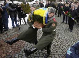 Возложение цветов в память о погибших в Афганистане украинцах