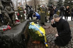 Возложение цветов в память о погибших в Афганистане украинцах