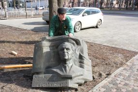 Removing memorial plaque to Shcherbytsky