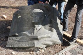 Removing memorial plaque to Shcherbytsky