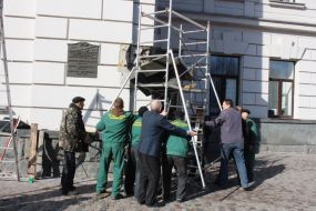 Removing memorial plaque to Shcherbytsky