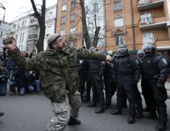 A man throws a stone in the department of "Sberbank of Russia"