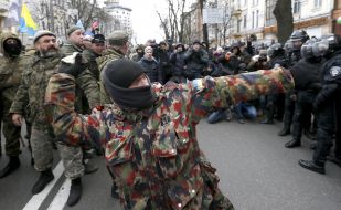 A man throws a stone in the department of "Sberbank of Russia"