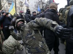 A man throws a stone in the department of "Sberbank of Russia"