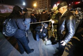 Активісти встановлюють намет