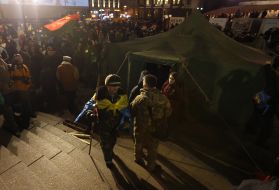 Активісти встановлюють намет