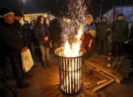 Активісти гріються біля вогню