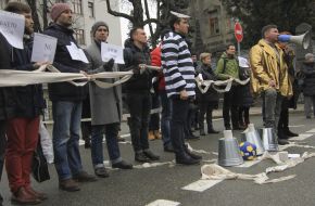 Участники акции возле АПУ