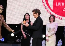 Carol Yaretsky, Hou Yifan and Maria Muzychuk