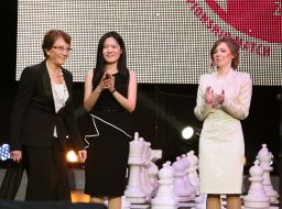 Carol Yaretsky, Hou Yifan and Maria Muzychuk