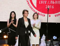 Carol Yaretsky, Hou Yifan and Maria Muzychuk